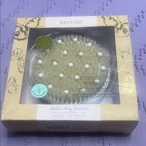 Kensie Detox Dry Brush with Cream and Tan Packaging